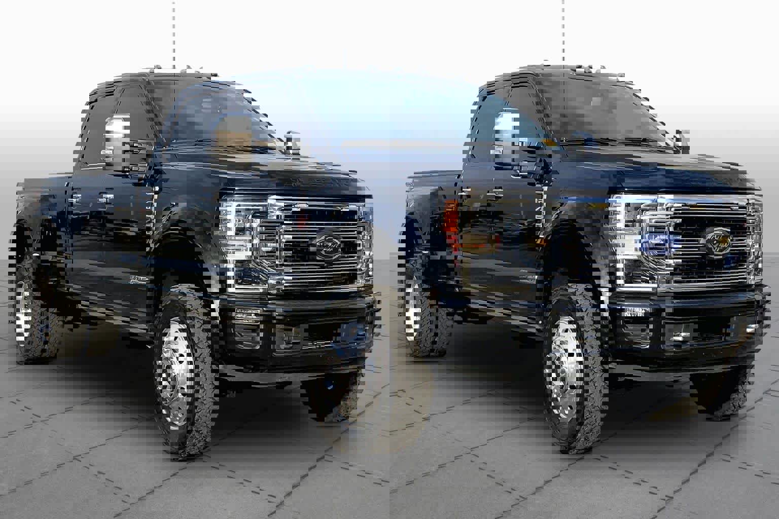 Certified 2020 Ford F450 Platinum w/ FX4 Off-Road Package AWD/4WD image 3