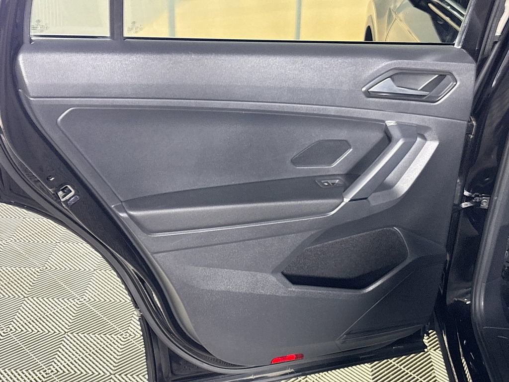 Used 2018 Volkswagen Tiguan SE AWD/4WD image 19
