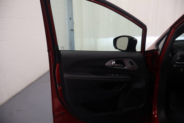 New 2026 Chrysler Pacifica Limited image 9