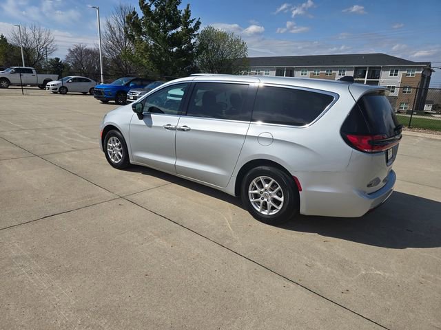 Used 2024 Chrysler Pacifica Touring-L image 11