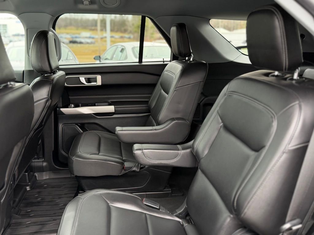 Used 2022 Ford Explorer XLT w/ Equipment Group 202A image 8