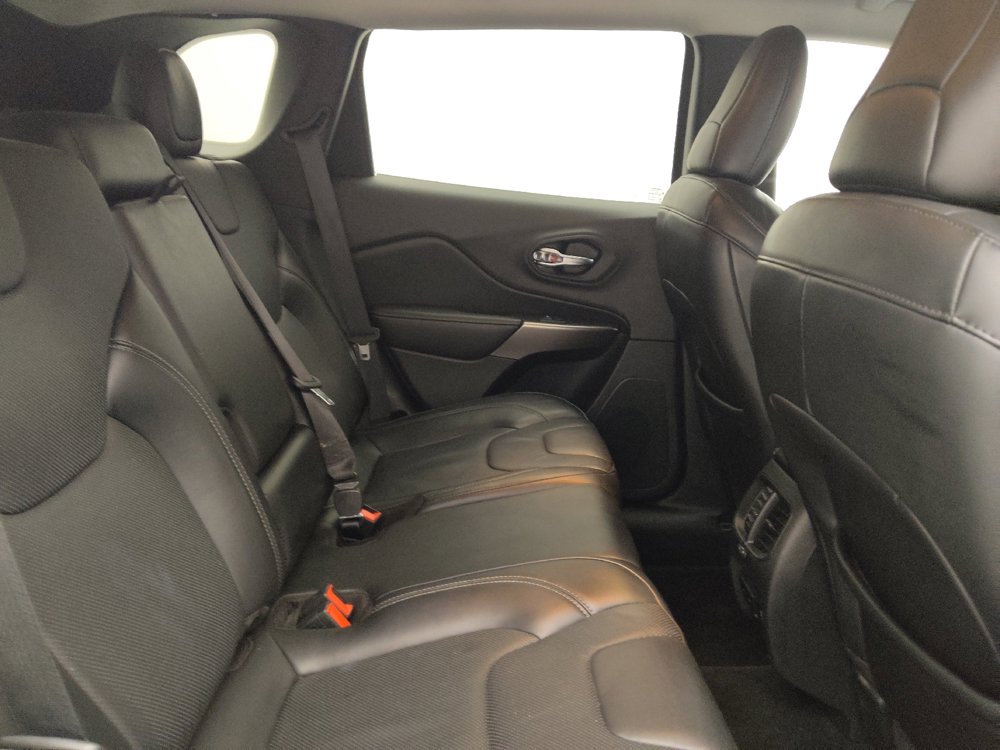 Used 2020 Jeep Cherokee Latitude Lux w/ Comfort/Convenience Group AWD/4WD image 19