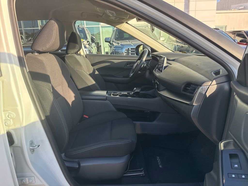 Used 2024 Nissan Rogue S AWD/4WD image 15