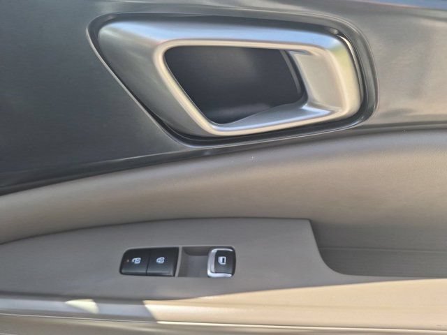 Used 2025 Kia Carnival FWD image 35