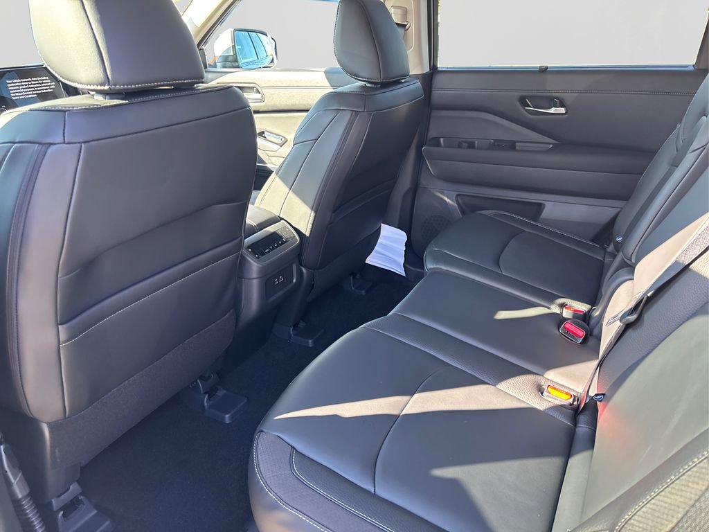 New 2025 Nissan Pathfinder SL image 10
