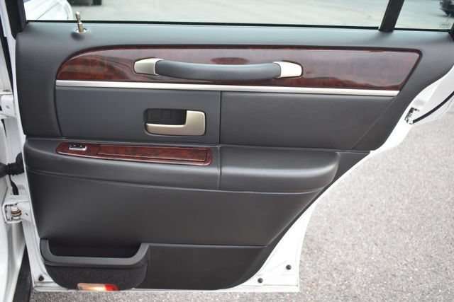 Used 2008 Lincoln Town Car Executive RWD image 38