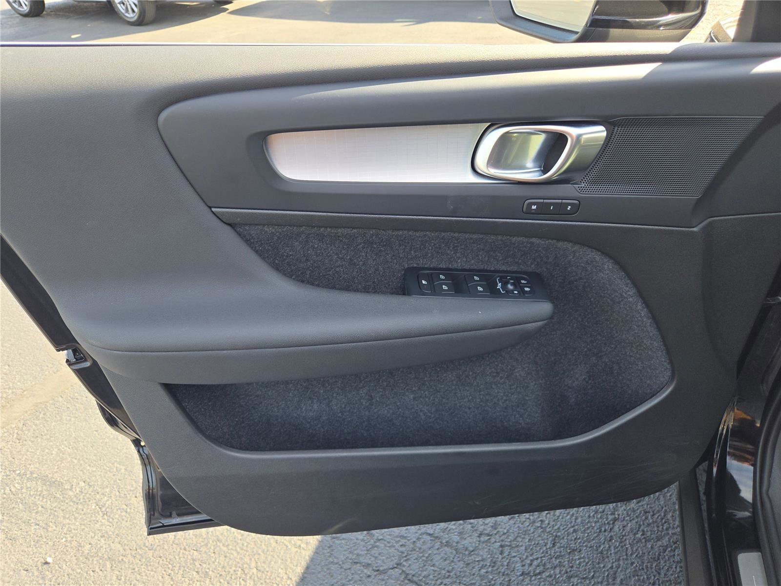 Used 2024 Volvo XC40 B5 Core image 23