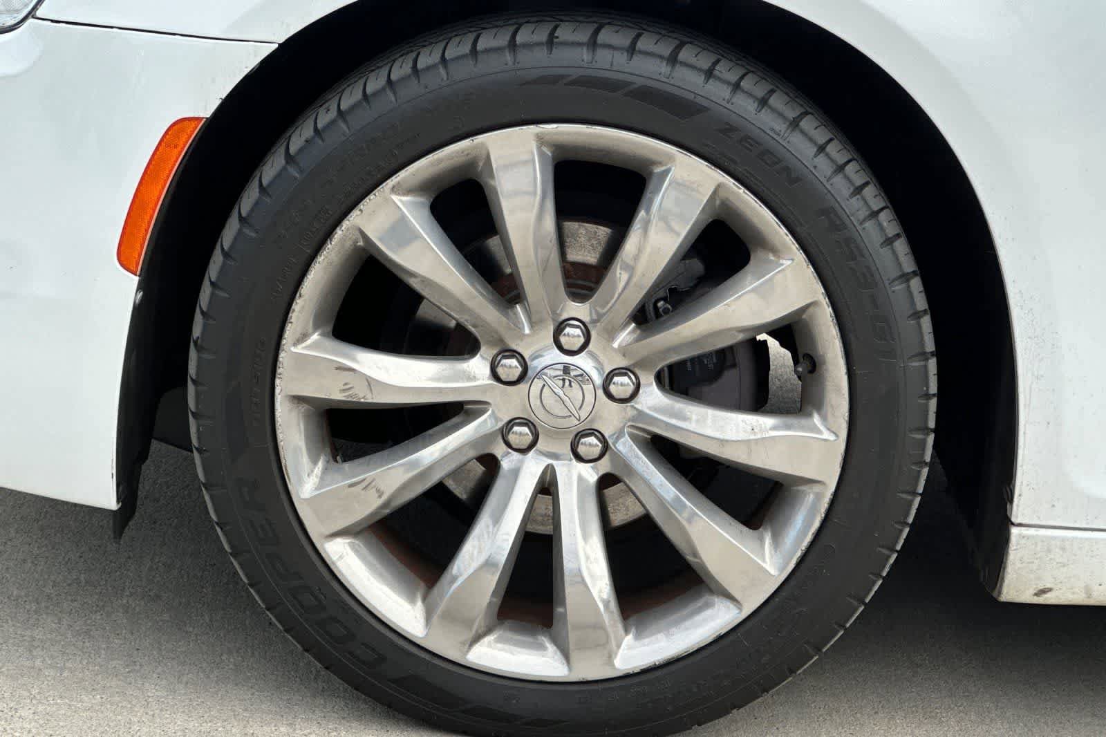 Used 2019 Chrysler 300 Limited RWD image 12