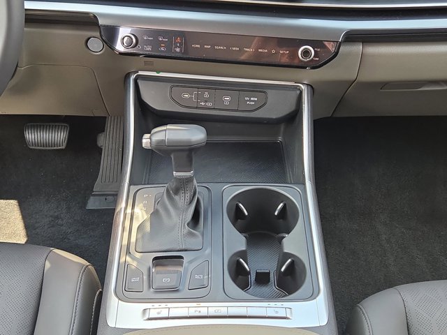 Used 2025 Kia Carnival FWD image 18