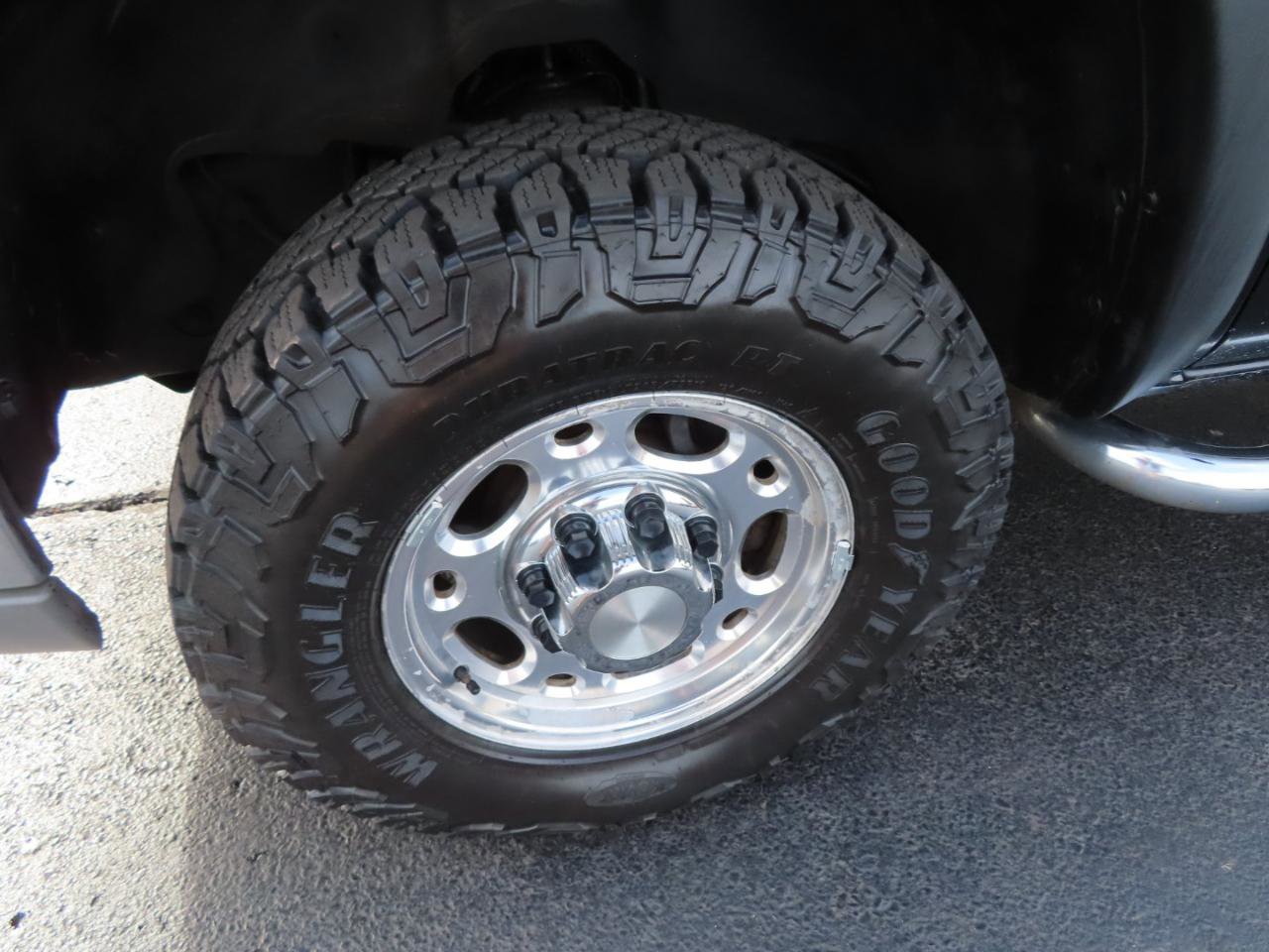 Used 2005 Chevrolet Silverado 2500 LT w/ Heavy-Duty Power Package image 11