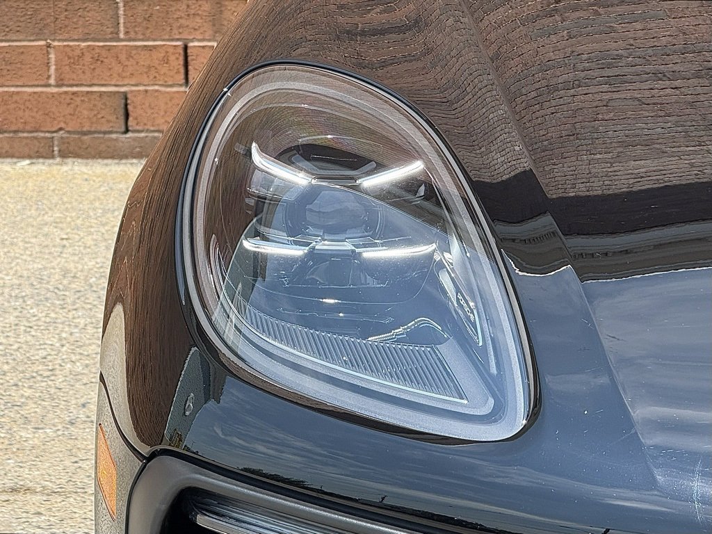 Certified 2024 Porsche Macan image 12