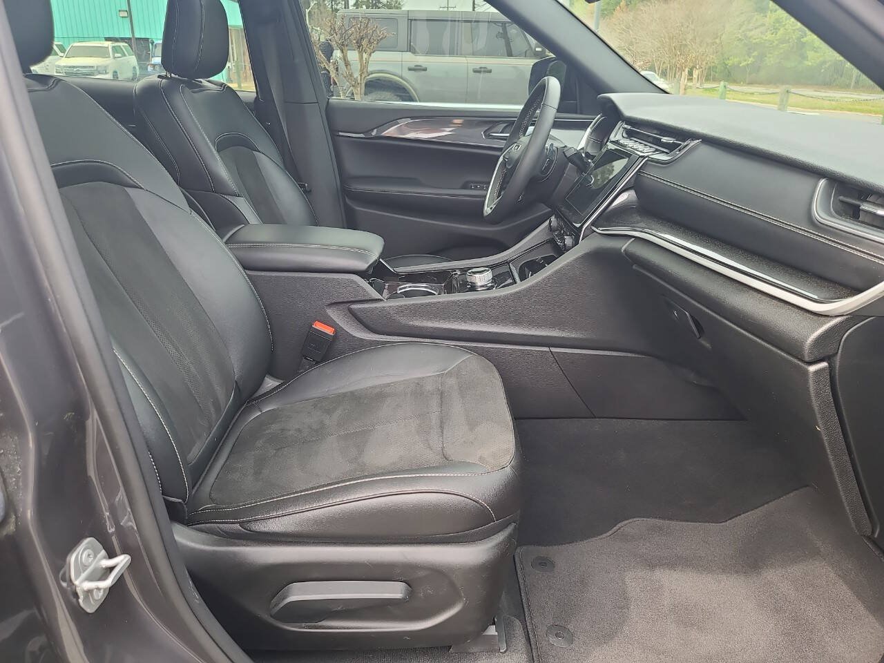 Used 2023 Jeep Grand Cherokee L Laredo RWD image 39
