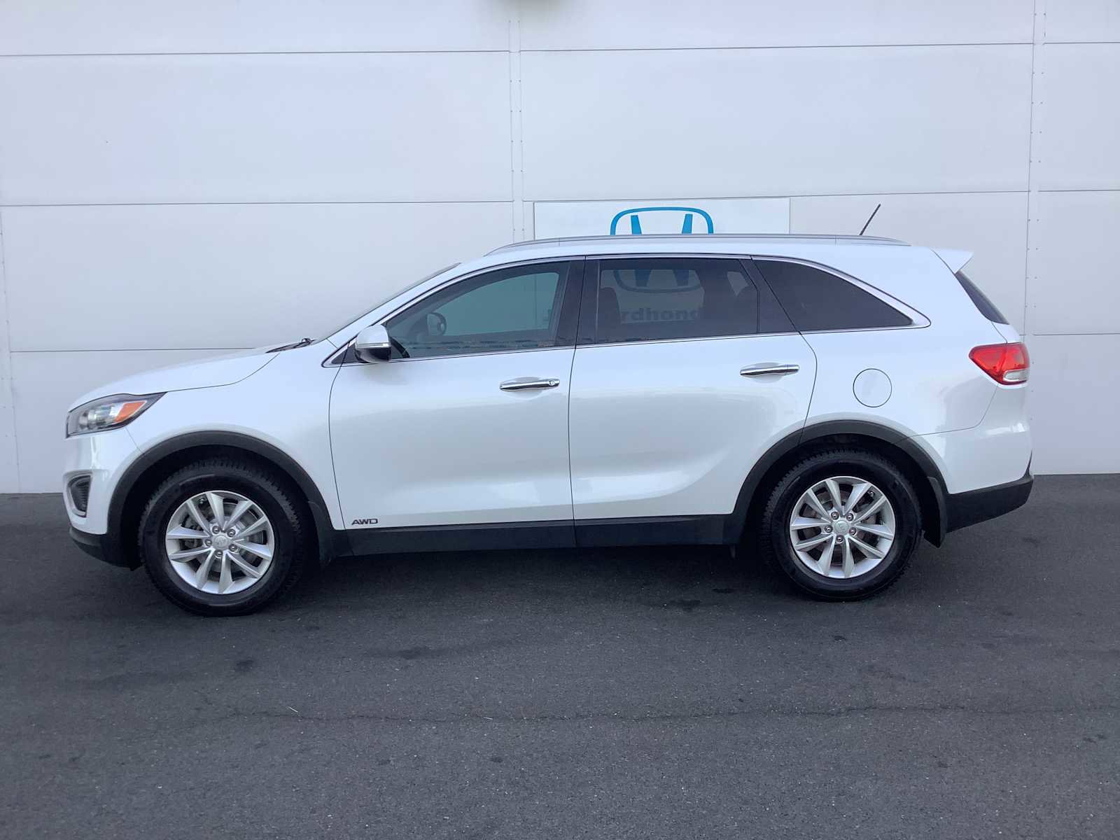 Used 2017 Kia Sorento AWD image 2