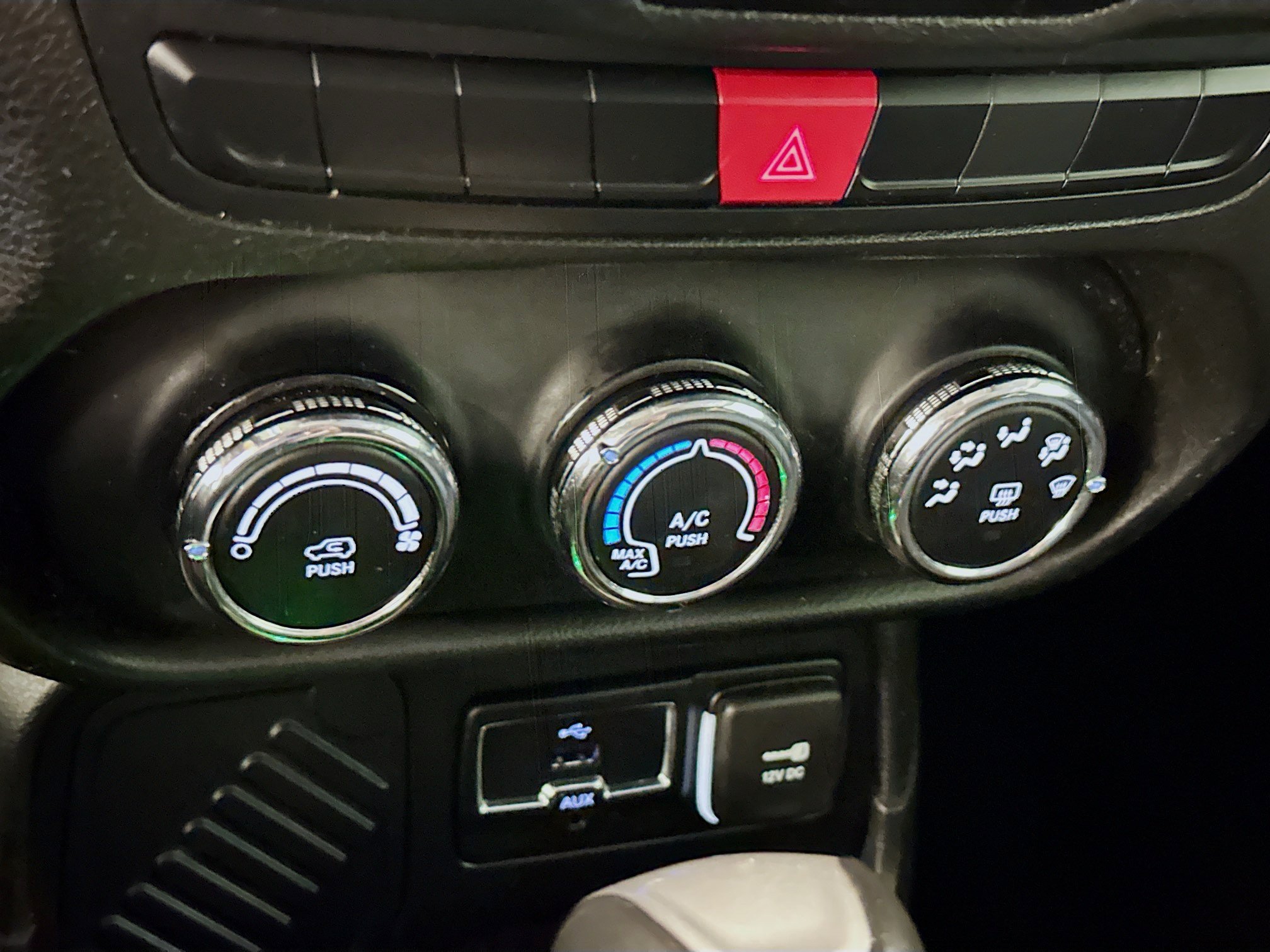 Used 2015 Jeep Renegade Latitude FWD image 24