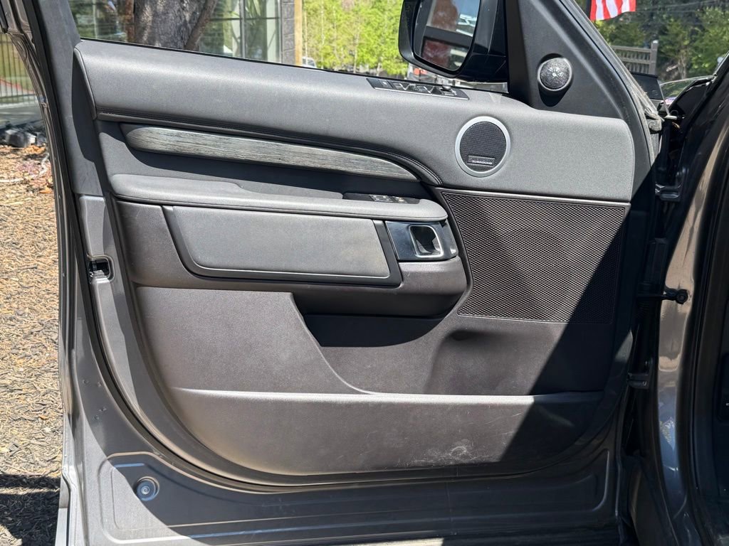 Used 2018 Land Rover Discovery HSE image 28