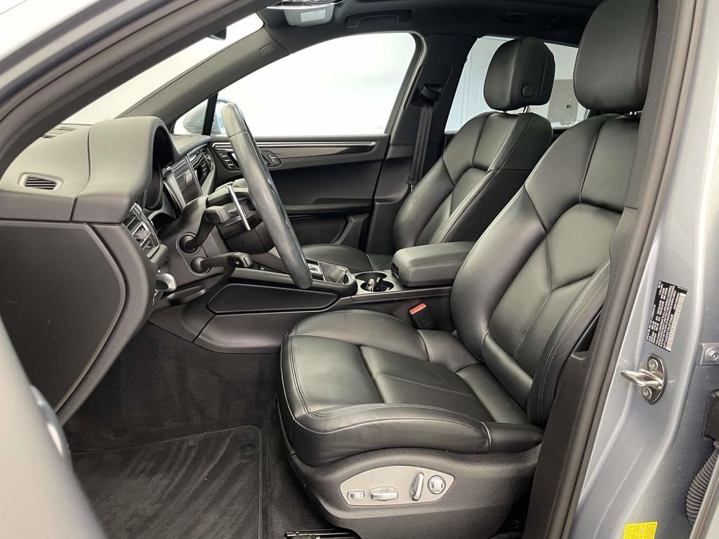 Certified 2022 Porsche Macan image 5
