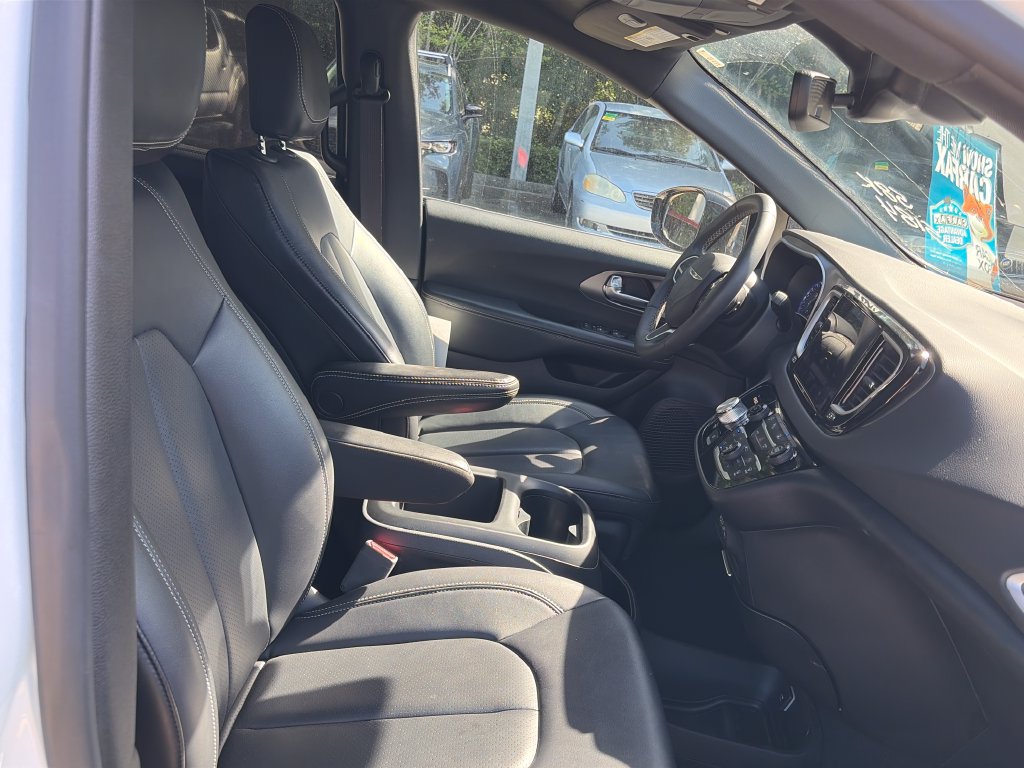 Used 2025 Chrysler Pacifica Select FWD image 26