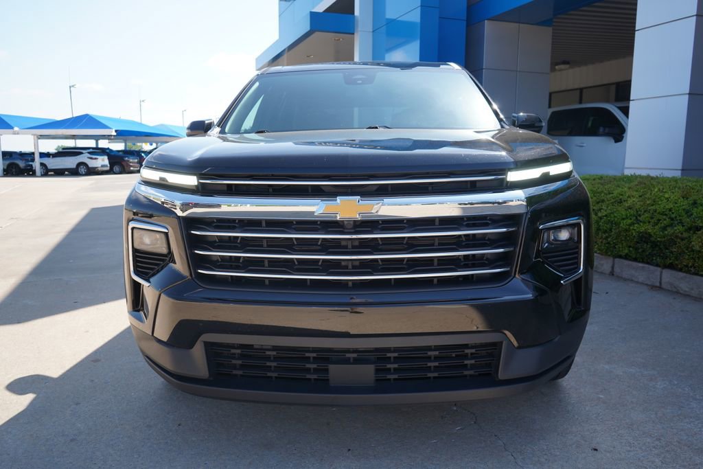 Used 2025 Chevrolet Traverse LT FWD image 3