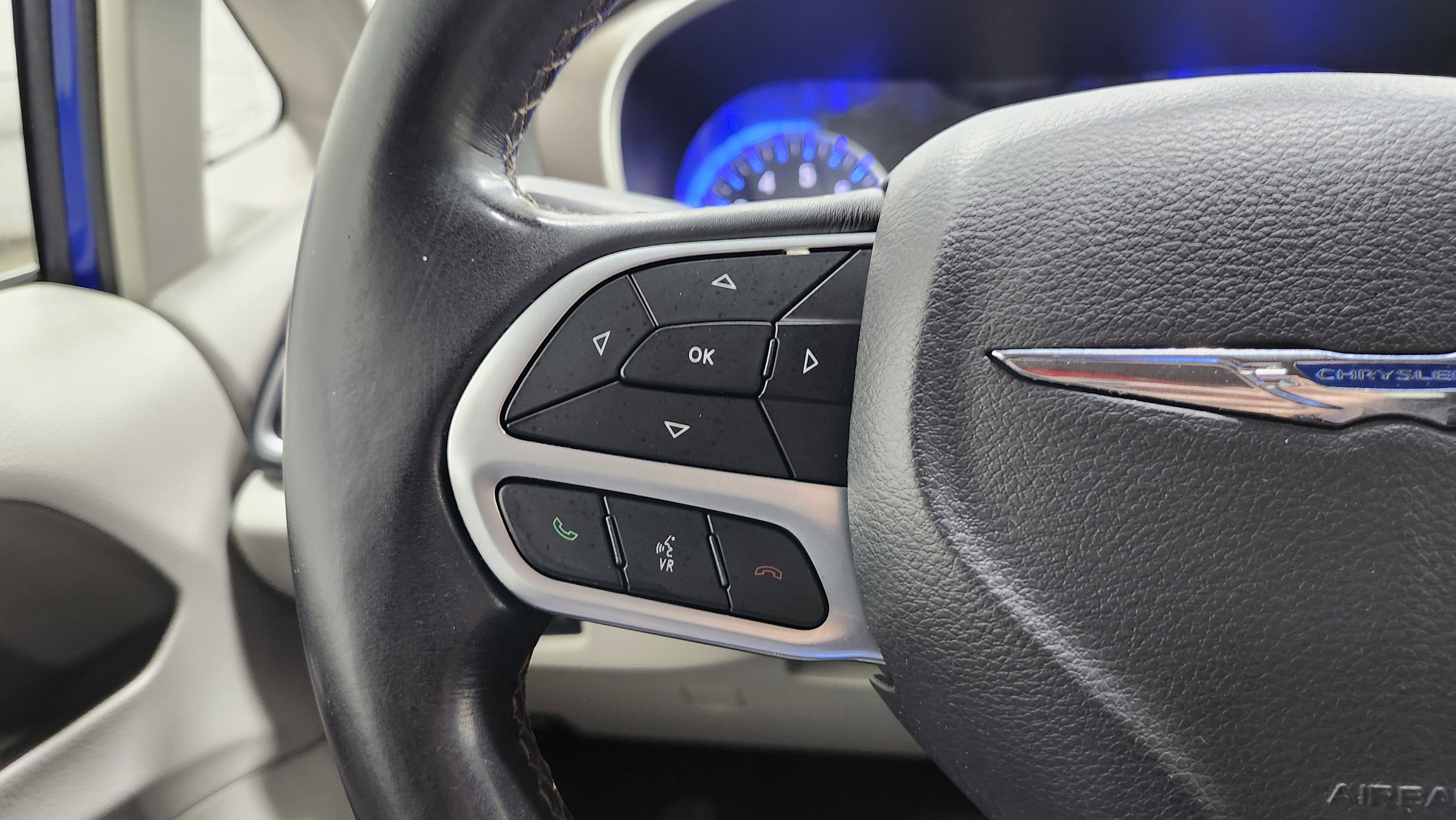 Used 2018 Chrysler Pacifica Touring-L image 31