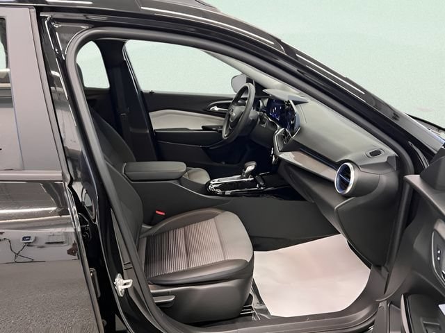 Certified 2025 Chevrolet Trax LT FWD image 12