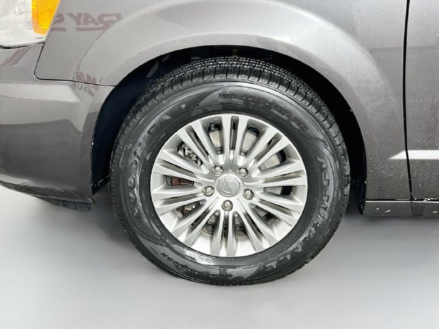 Used 2015 Chrysler Town & Country Touring-L w/ Driver Convenience Group FWD image 10