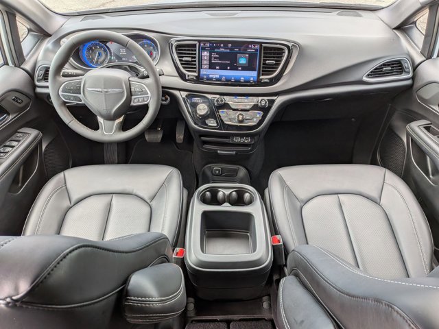 Used 2025 Chrysler Pacifica Select image 18