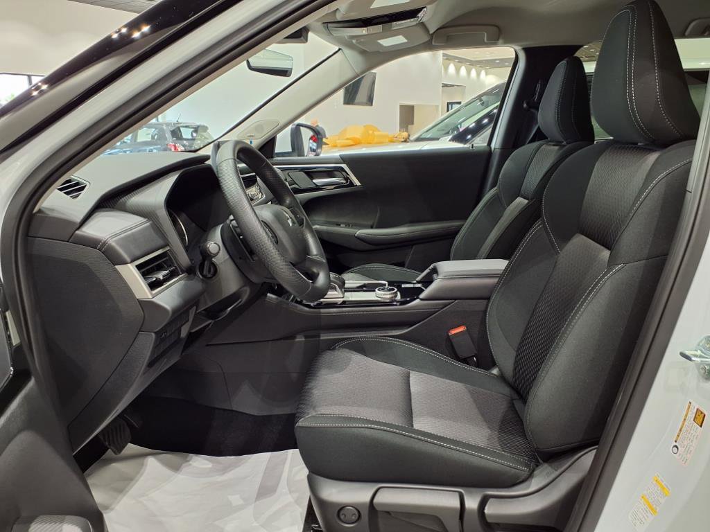 New 2025 Mitsubishi Outlander ES image 8