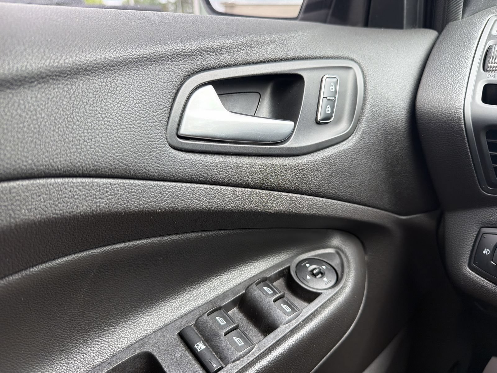 Used 2015 Ford Escape SE FWD image 26