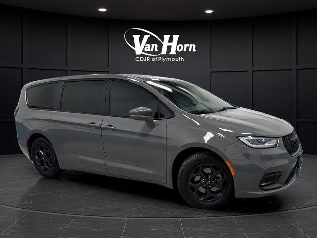 Used 2022 Chrysler Pacifica Limited w/ Uconnect Theater Family Group
