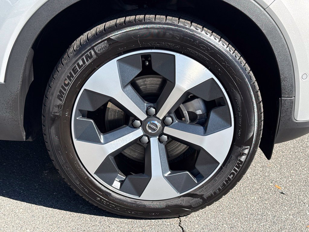 Used 2025 Volvo XC40 B5 Plus AWD/4WD image 11