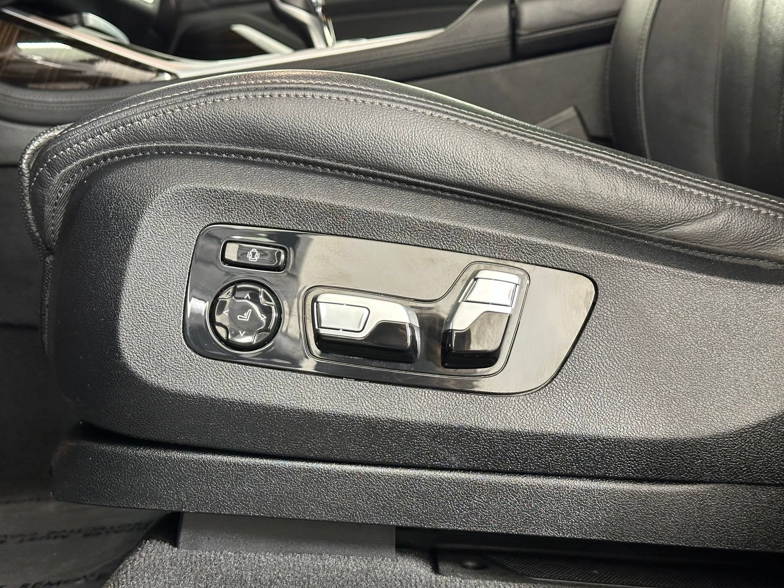 Used 2021 BMW X7 xDrive40i w/ Premium Package AWD/4WD image 8