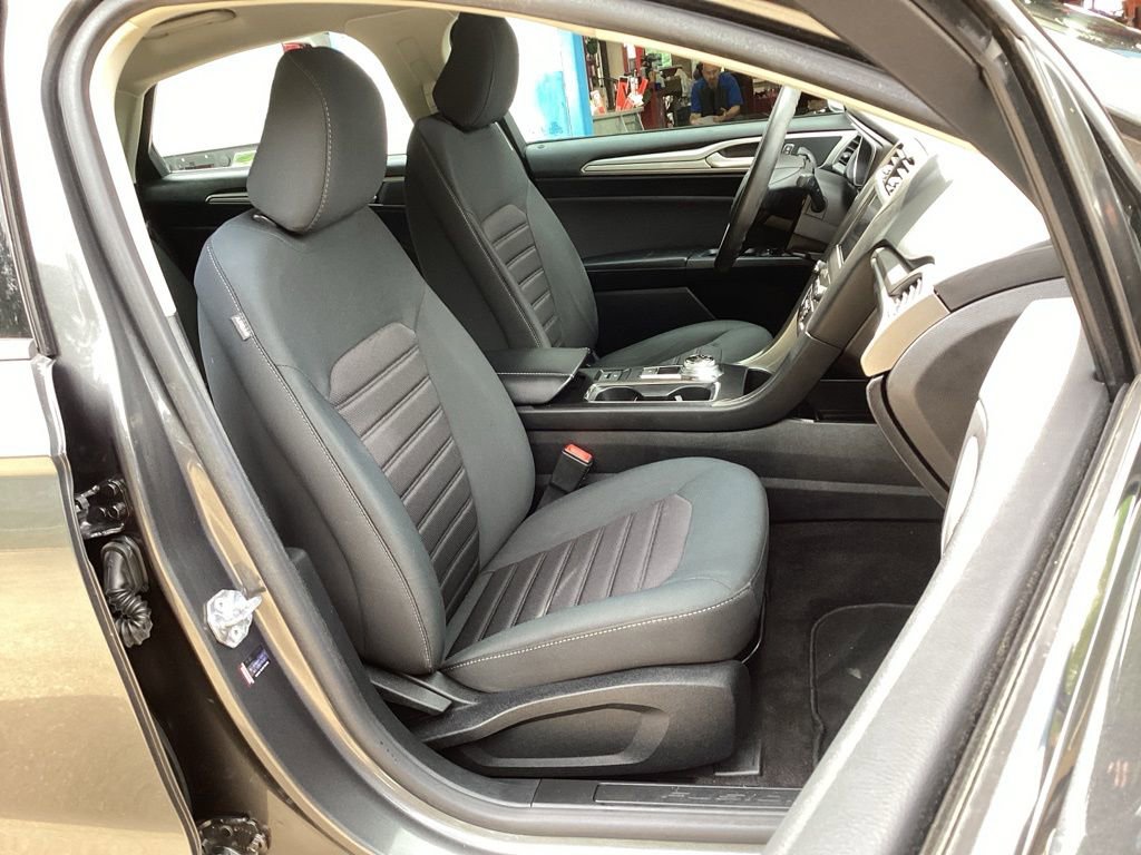 Used 2020 Ford Fusion SE FWD image 28
