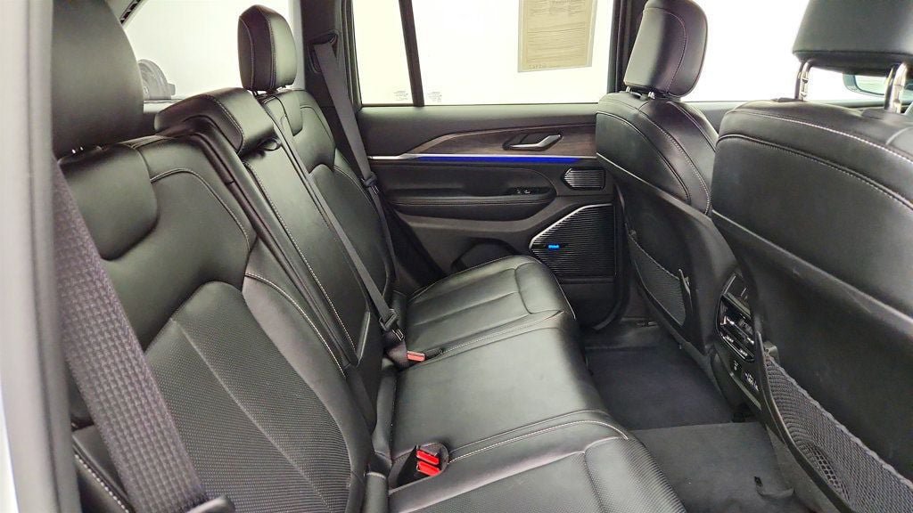Used 2023 Jeep Grand Cherokee Overland AWD/4WD image 20