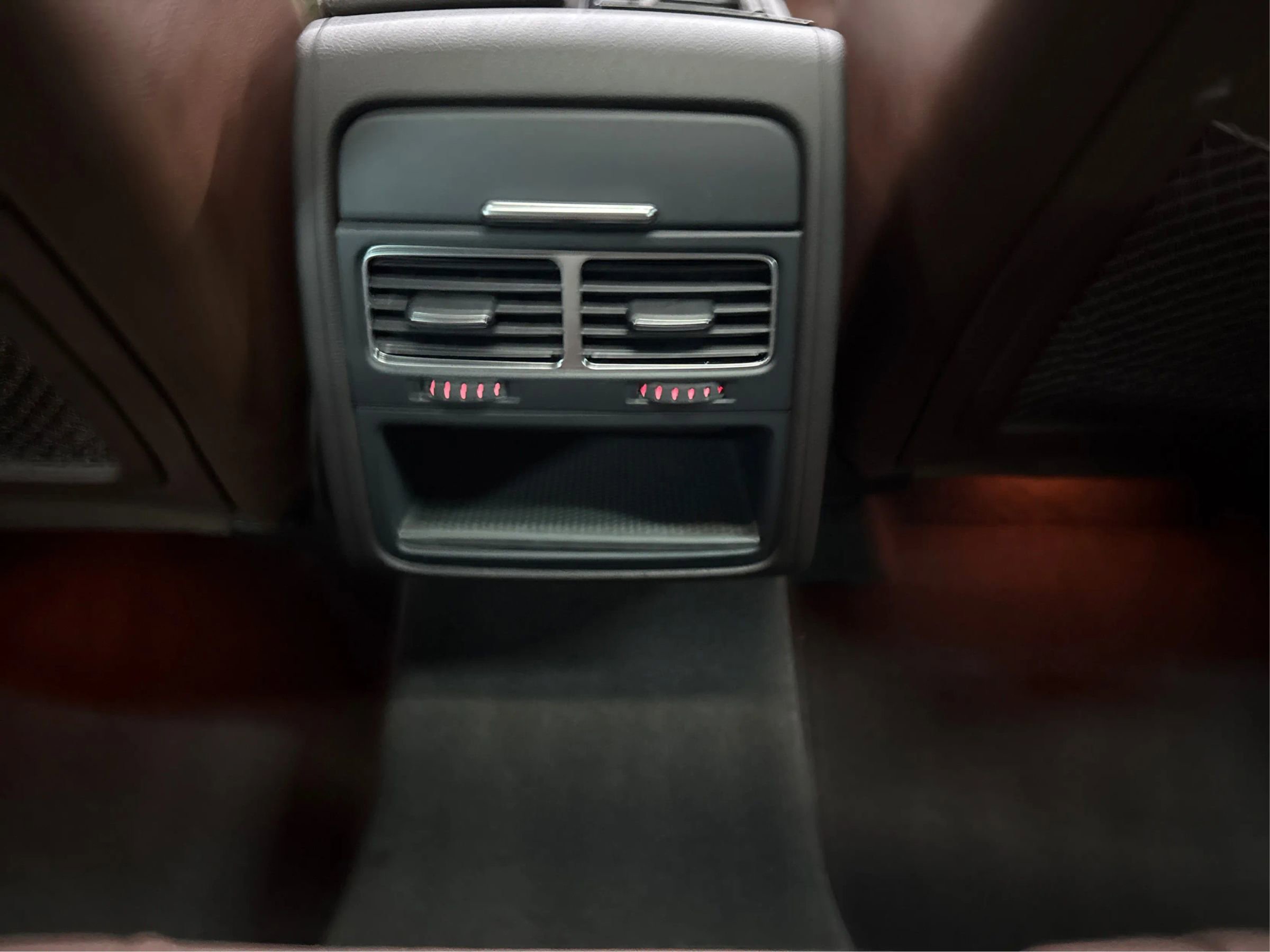 Used 2013 Volkswagen Touareg TDI image 28