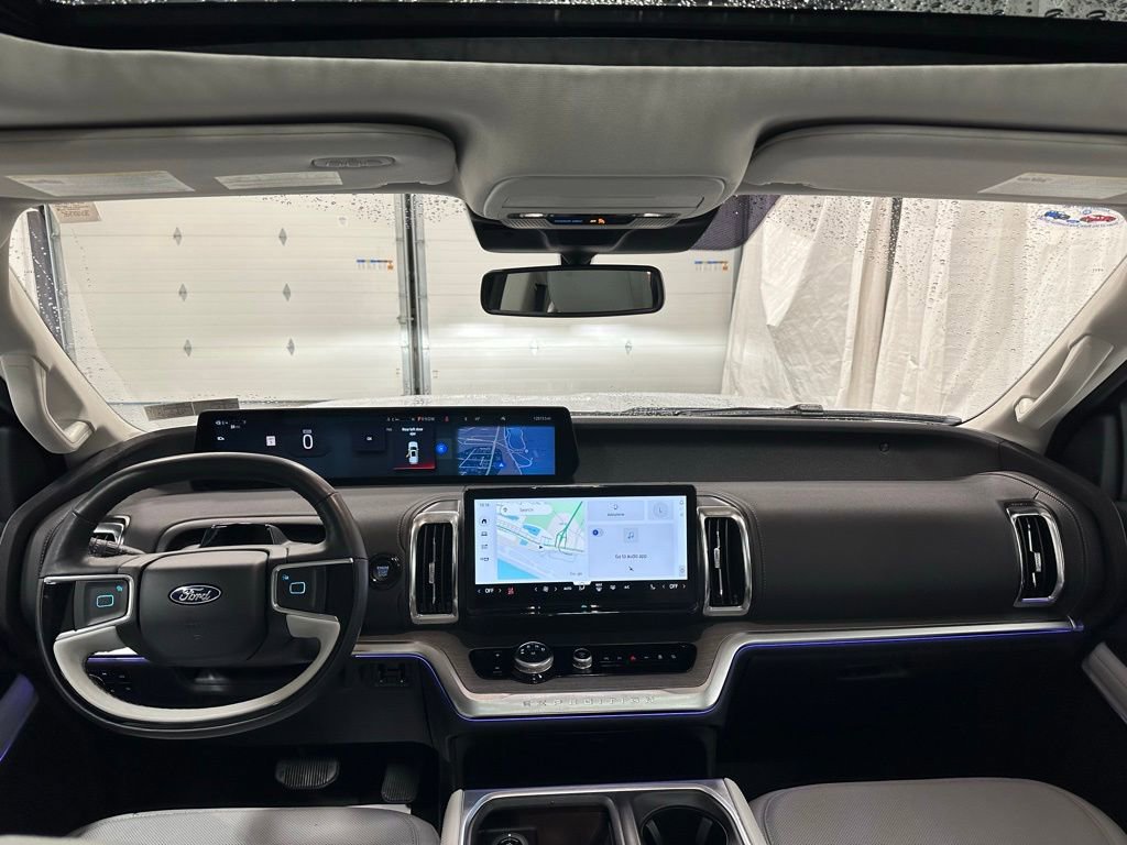Used 2025 Ford Expedition Platinum image 39