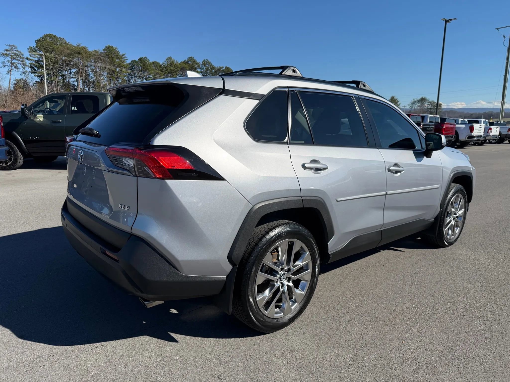 Used 2021 Toyota RAV4 XLE Premium FWD image 4