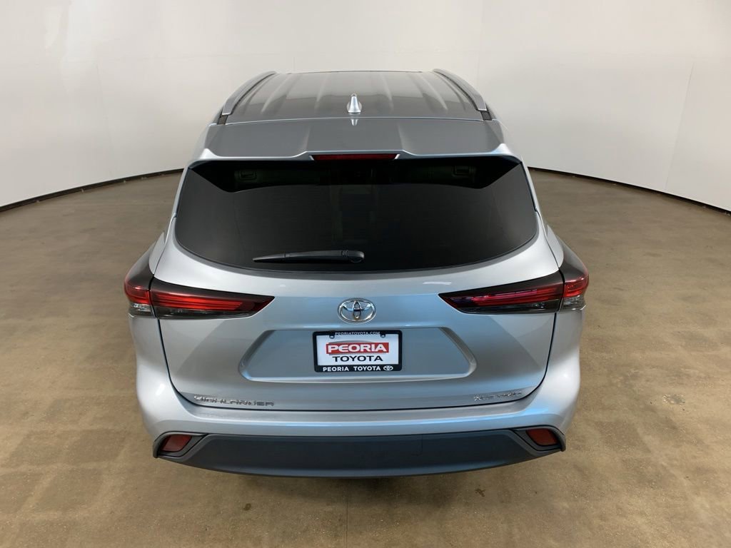 Used 2024 Toyota Highlander XLE AWD/4WD image 11