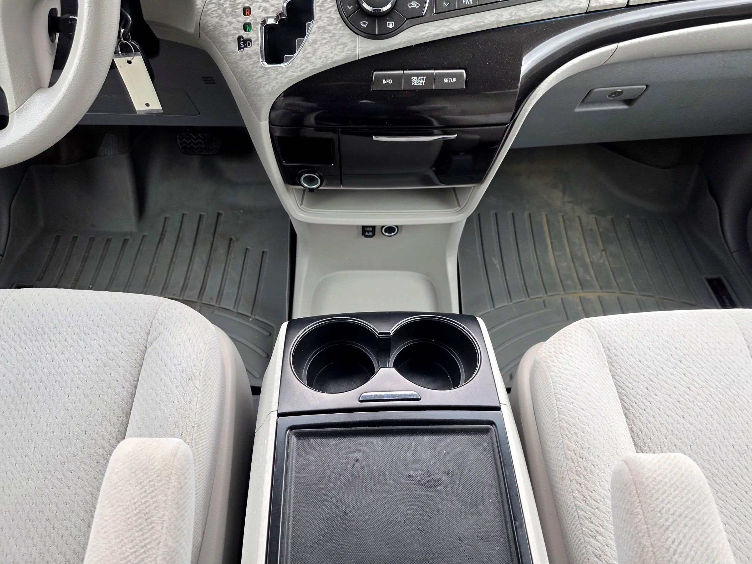 Used 2014 Toyota Sienna LE AWD/4WD image 34