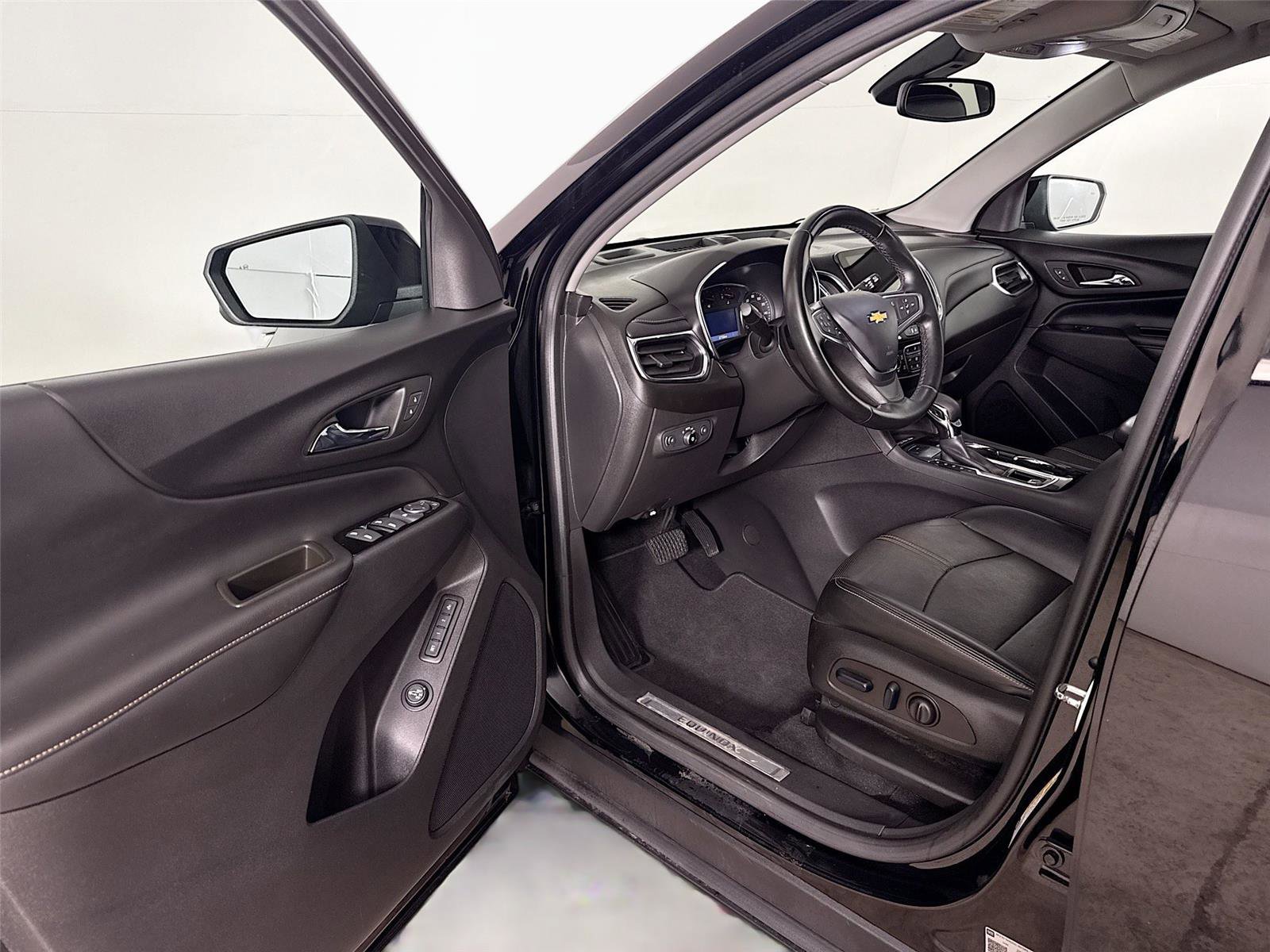 Used 2023 Chevrolet Equinox Premier AWD/4WD image 3
