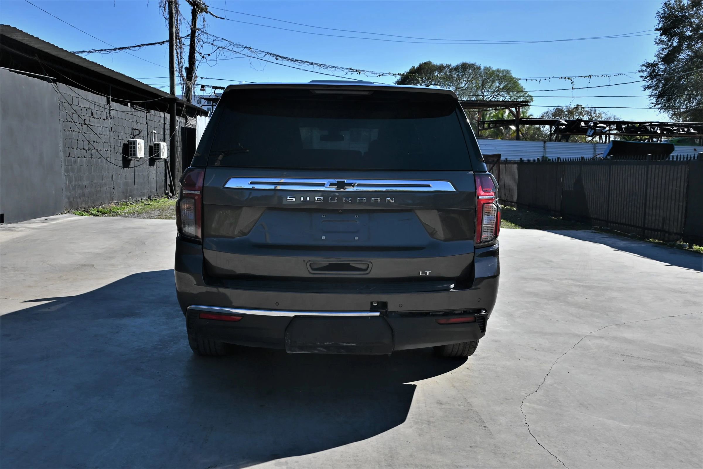 Used 2021 Chevrolet Suburban LT image 4