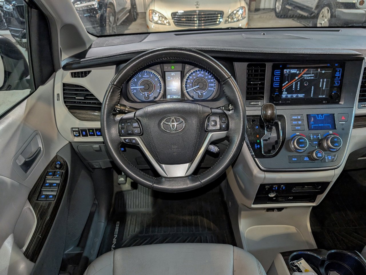 Used 2017 Toyota Sienna XLE Premium image 3