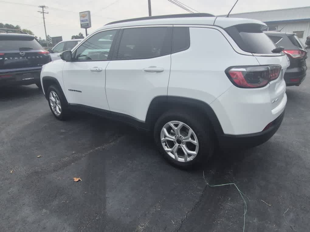 Used 2025 Jeep Compass Latitude AWD/4WD image 5