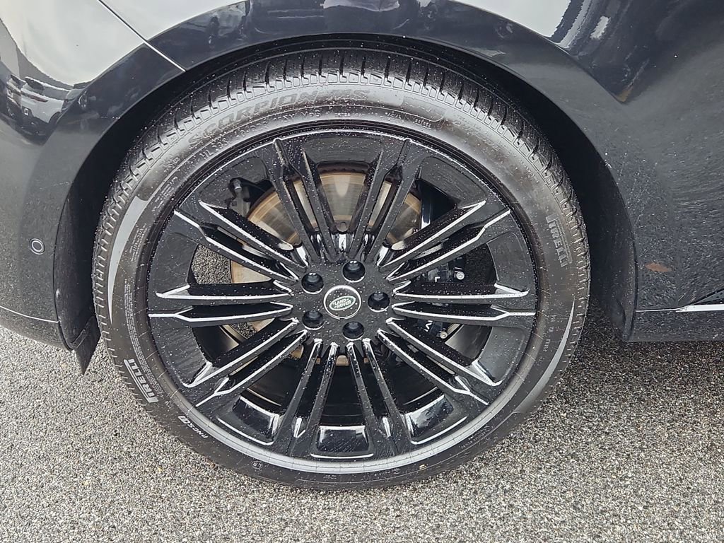 Used 2025 Land Rover Range Rover SE image 9