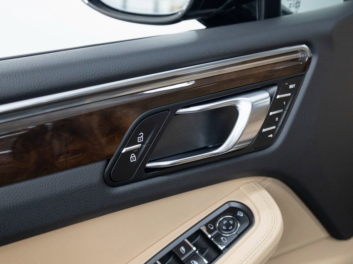 Certified 2025 Porsche Macan image 17