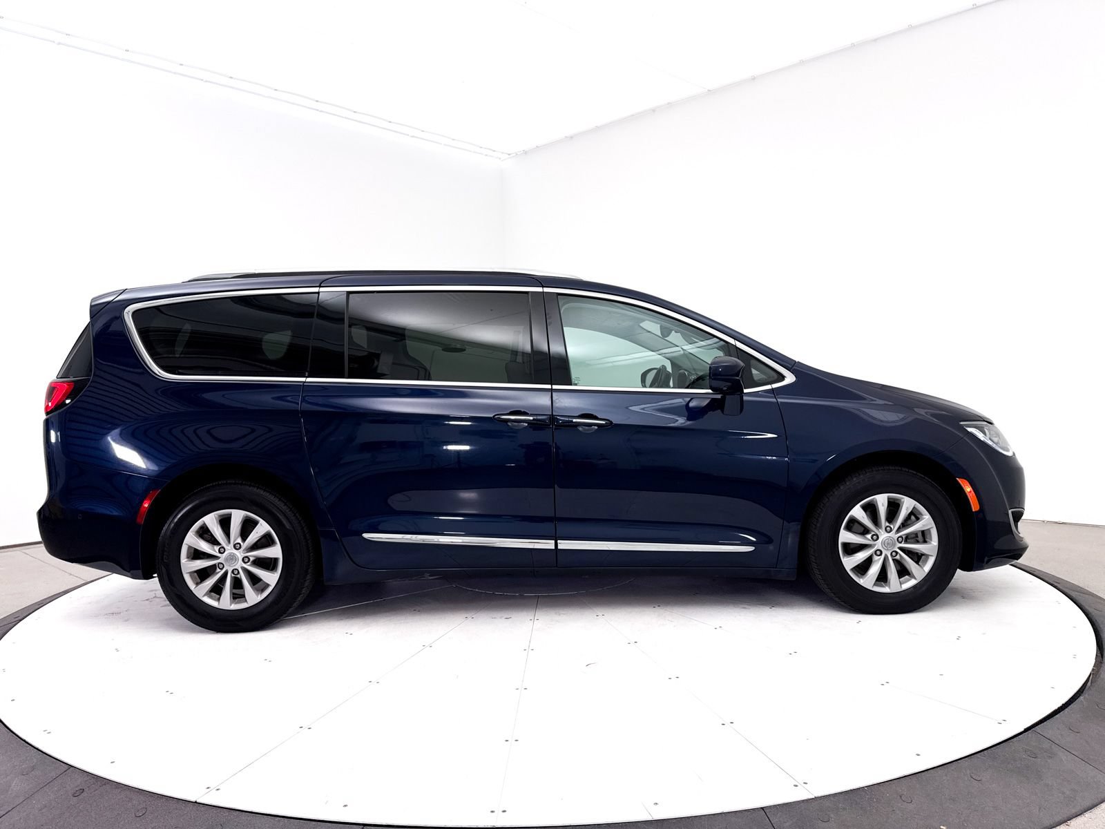 Used 2018 Chrysler Pacifica Touring-L Plus w/ Advanced Safetytec Group FWD image 40