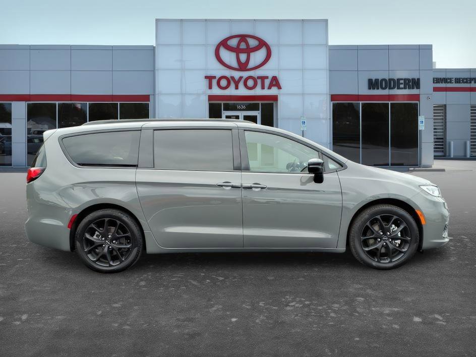 Used 2025 Chrysler Pacifica Limited FWD image 7