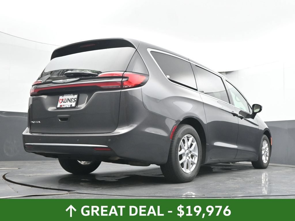 Used 2023 Chrysler Pacifica Touring-L FWD image 41