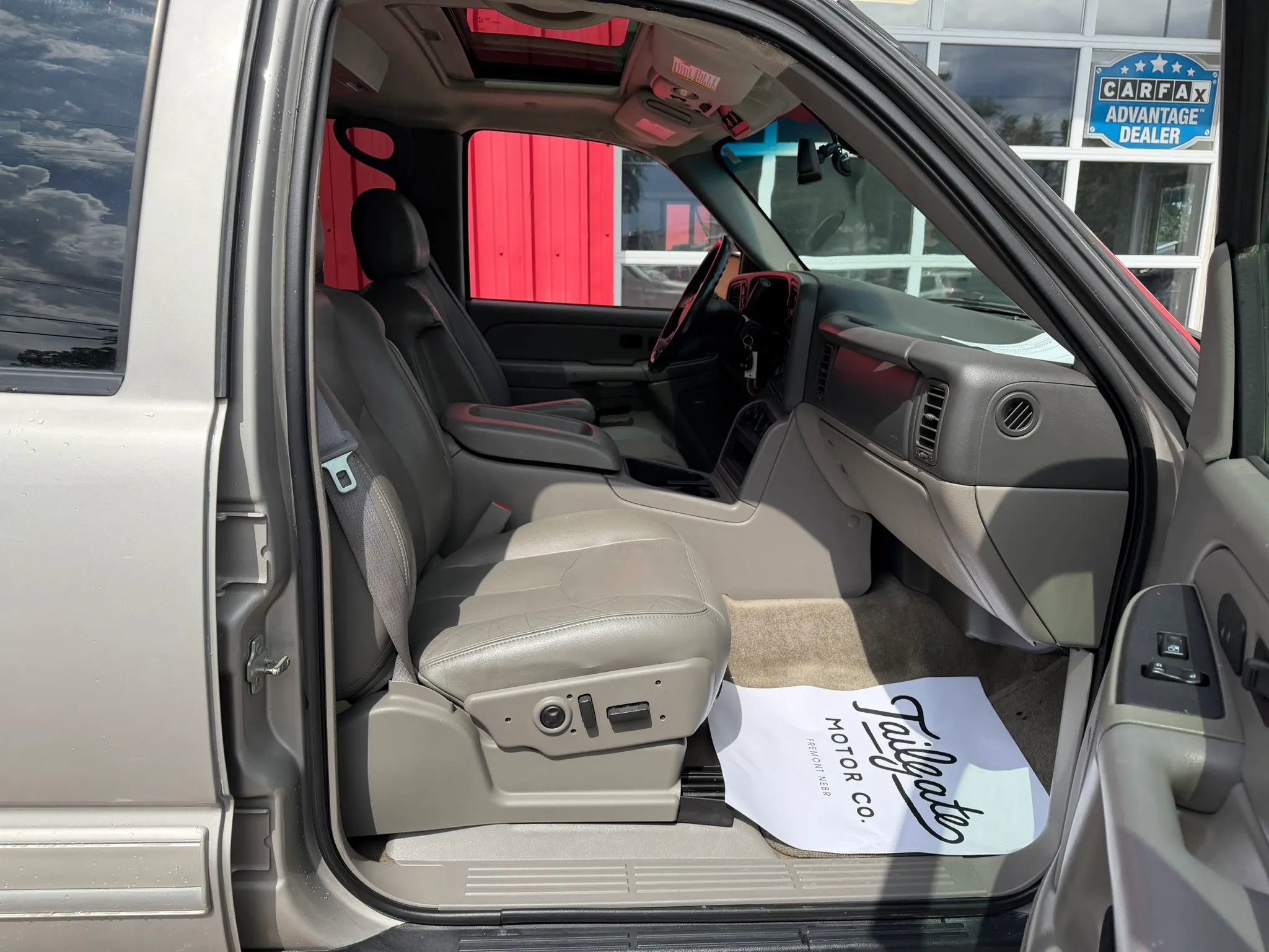 Used 2005 Chevrolet Suburban 2500 LT w/ Preferred Equipment Group AWD/4WD image 14
