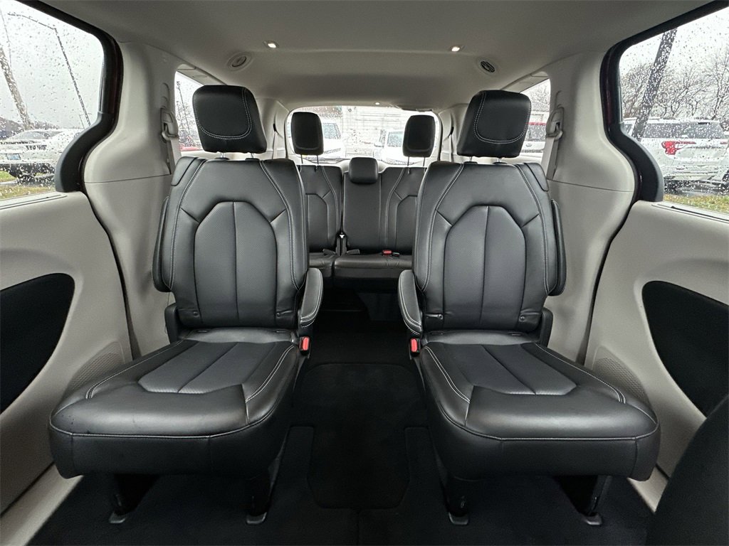 Used 2023 Chrysler Pacifica Touring-L image 21