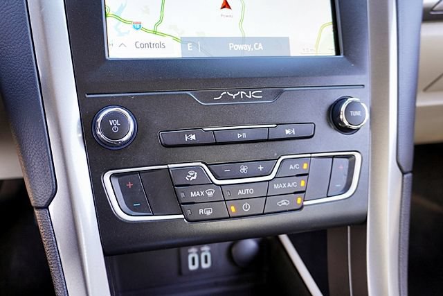 Used 2020 Ford Fusion SE FWD image 27